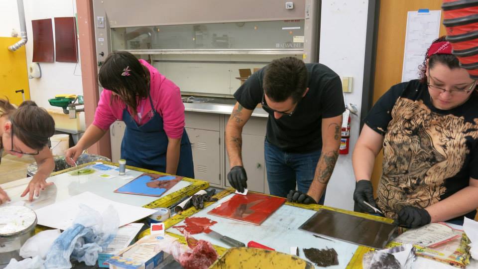 Art students inking intaglio plates made by Socorro and Christopher