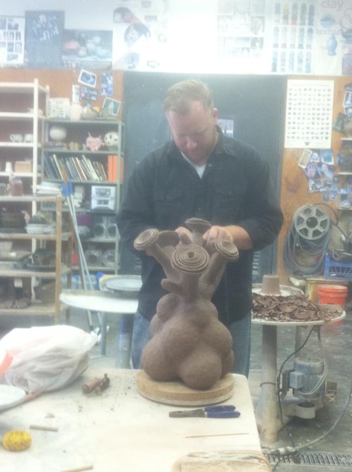 Hicks esculpiendo la pieza superior de su arte