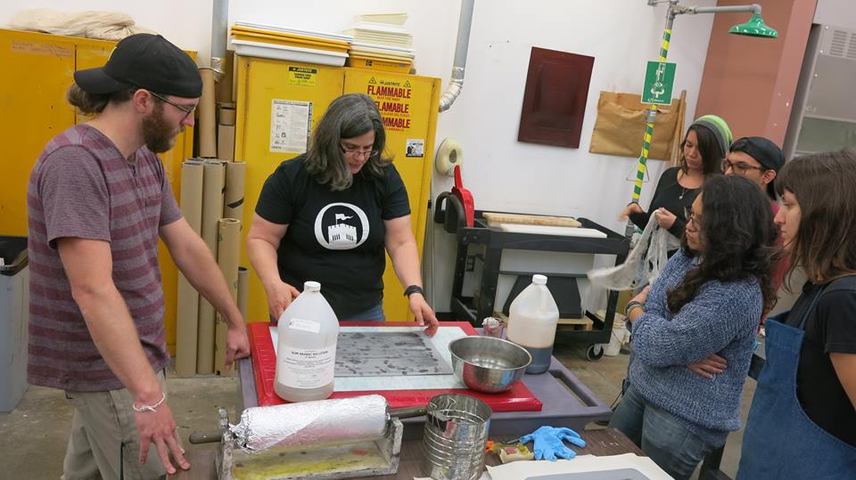 Sarah Marshal haciendo una demostración sobre litografía en placa