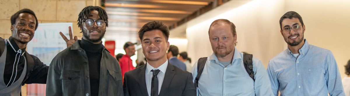 cinco estudiantes de ingeniería sonriendo para una foto