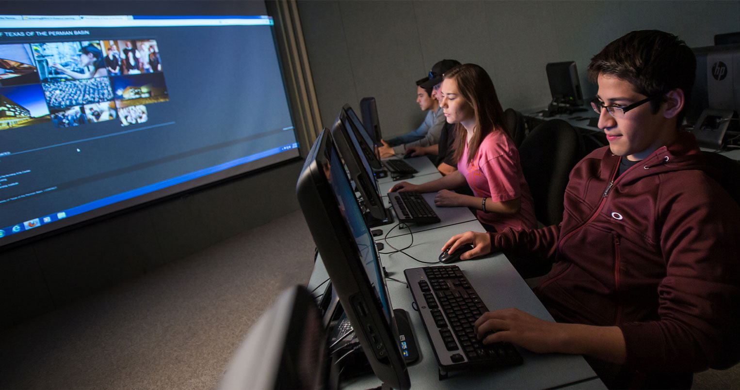 Estudiantes en laboratorio de computación