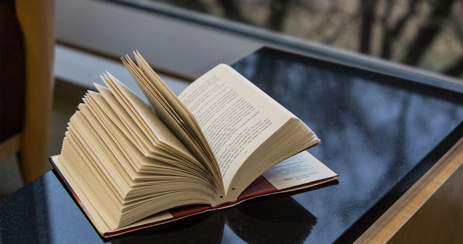 libro abierto en la mesa