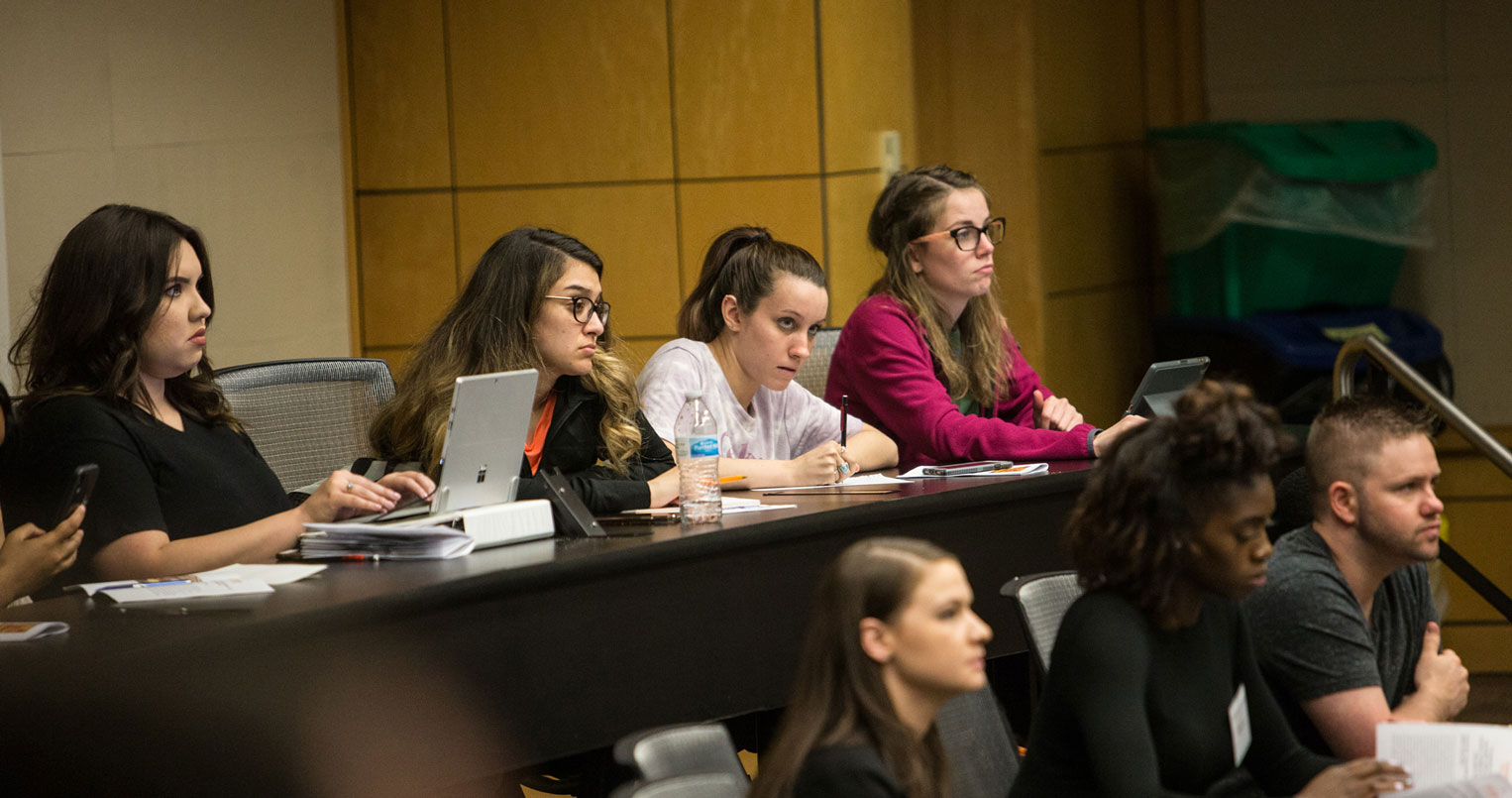 estudiantes en la sala de conferencias