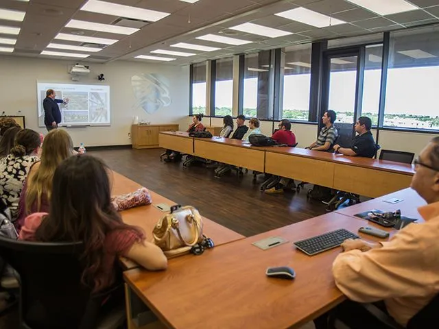 clase de grado en negocios con estudiantes