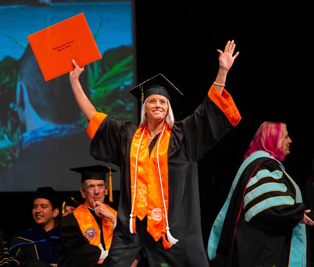 Estudiante emocionada por obtener su diploma