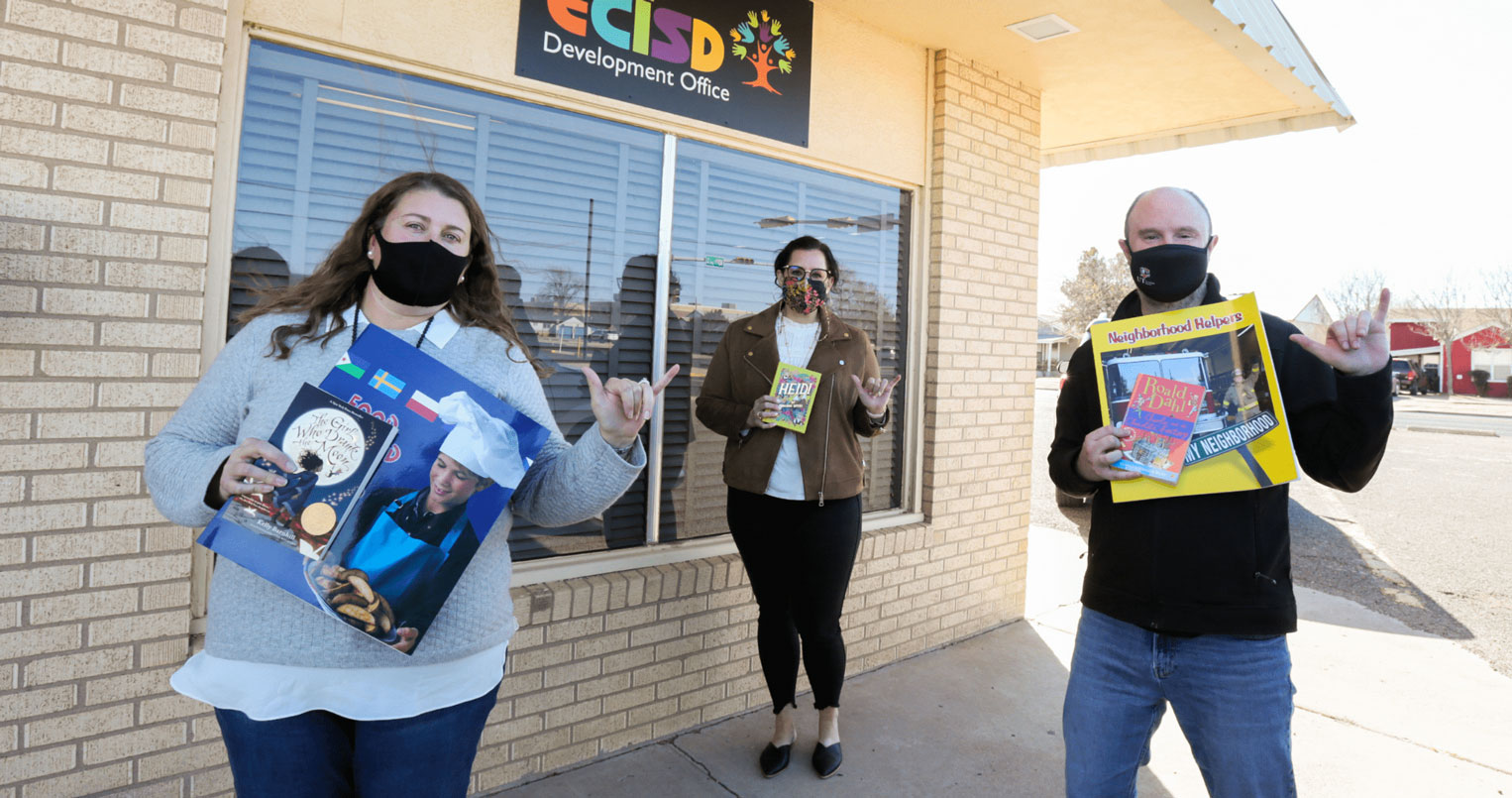 Empleados de UTPB donando libros para la campaña de libros