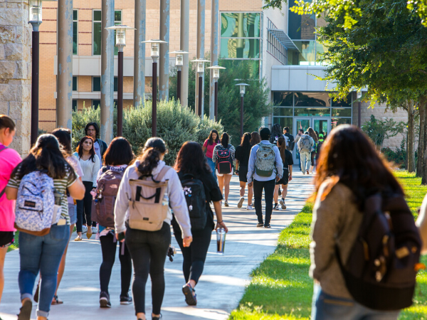 estudiantes caminando por el campus