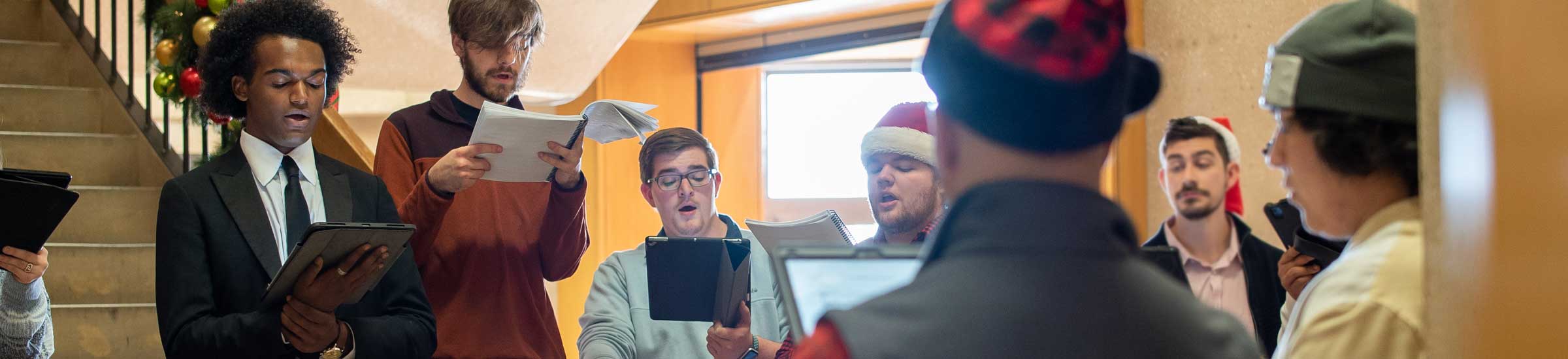 Carolers cantando en la escalera