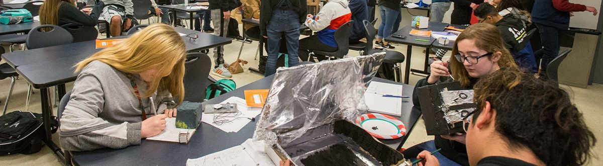 estudiantes haciendo trabajo en el aula