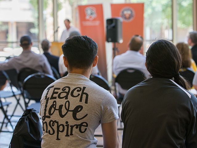 estudiante con una camiseta docente