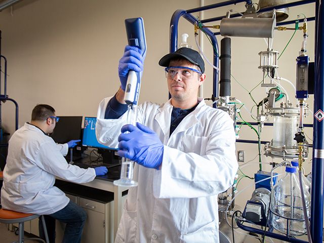 Estudiante de ingeniería química en laboratorio