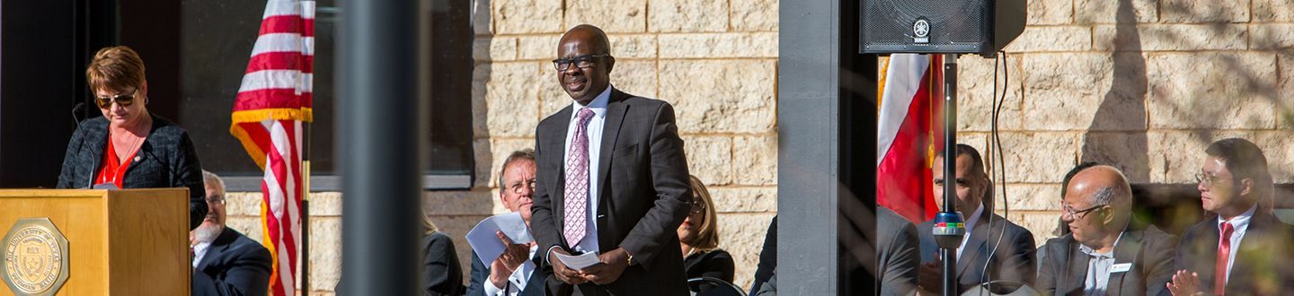 Dr. Nnanna hablando a la audiencia en la inauguración del Edificio de Ingeniería