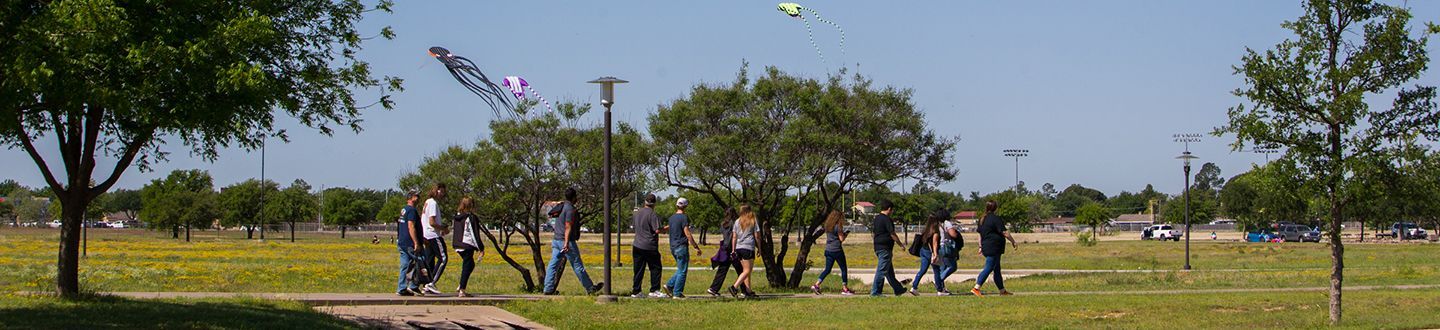 Estudiantes haciendo un recorrido por el campus