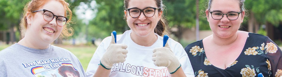 Estudiantes voluntarios en el Día de la Tierra