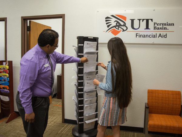 representante de ayuda financiera hablando con un estudiante