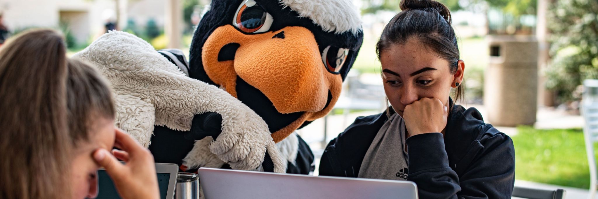 Freddy Falcon ayudando a un estudiante