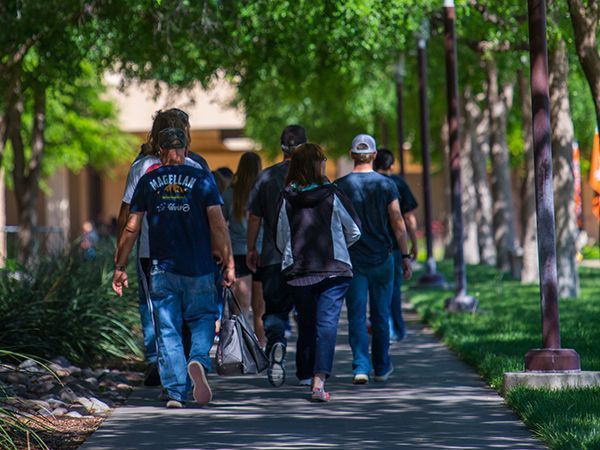 Grupo de estudiantes haciendo un recorrido por el campus.