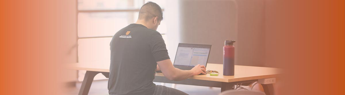 estudiante en una mesa en la biblioteca haciendo investigación