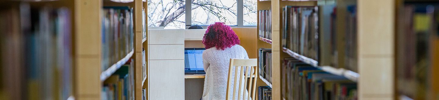 estudiante sentado en la biblioteca