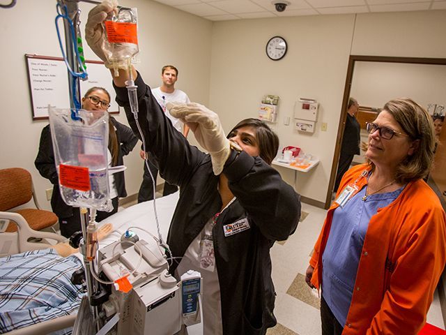 Estudiantes de enfermería aprendiendo en el laboratorio.