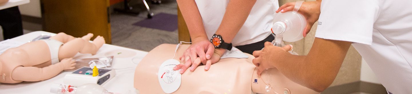 Estudiantes de salud practicando RCP