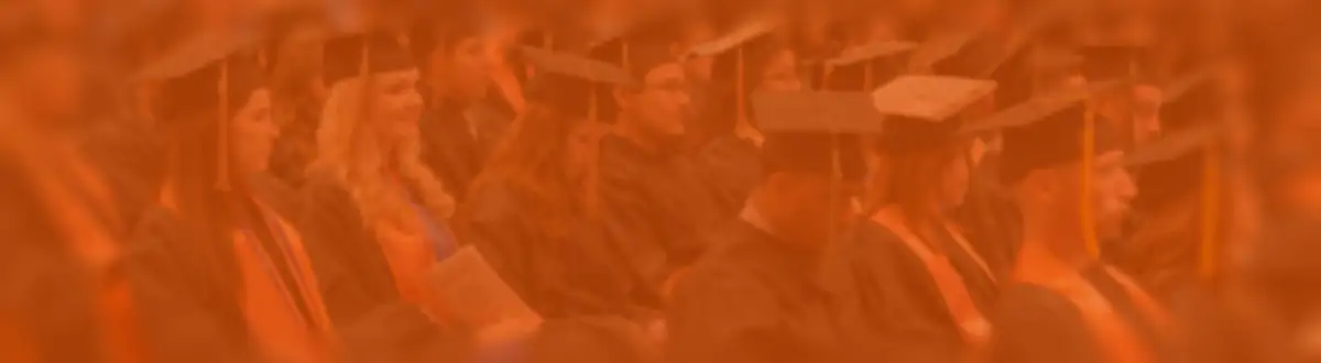 estudiantes en la ceremonia de graduación