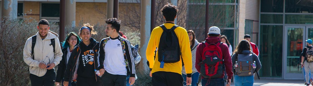 Estudiantes caminando frente al Centro de Actividades Estudiantiles