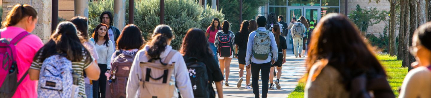 estudiantes caminando en el campus