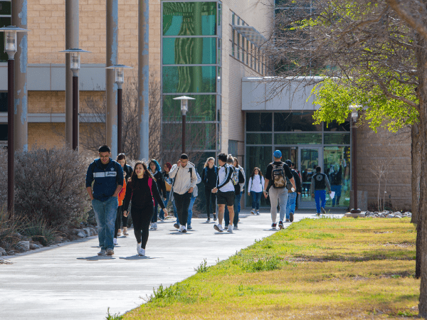 estudiantes en la pasarela del campus