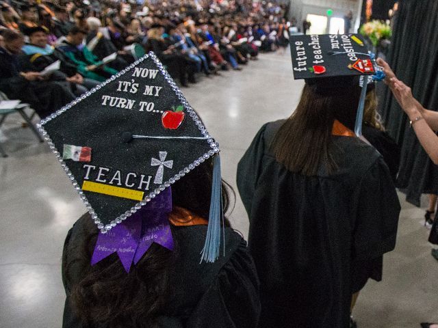 Gorra de graduación que muestra a los futuros maestros caminando por el escenario