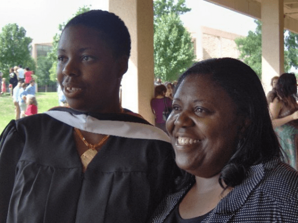 Alumni Tramaine Anderson en la graduación