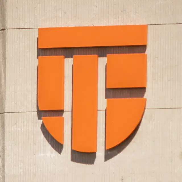 Logotipo de UTPB en el edificio Mesa