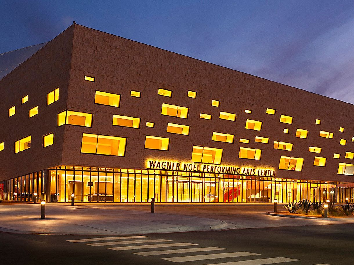 Centro de artes escénicas en la noche