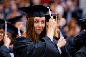 graduada moviendo su borla