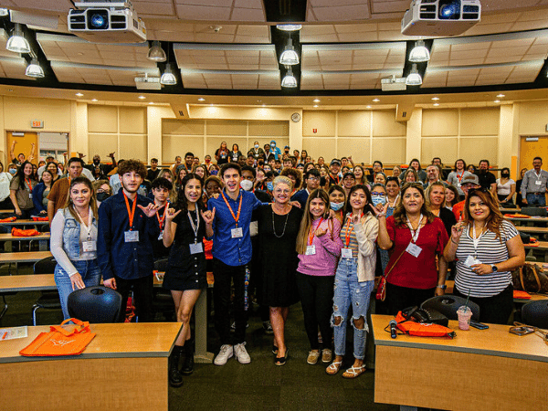 nuevos estudiantes en semicírculo sonriendo a la cámara