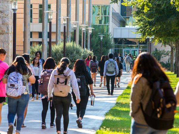 Estudiantes caminando en el campus en el patio