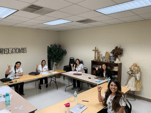 estudiantes de enfermería hacen llamadas para ayudar a combatir COVID-19