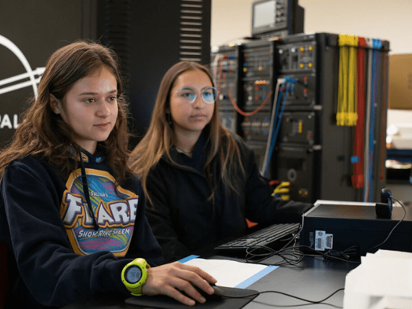 dos estudiantes de ingeniería aprendiendo en el laboratorio