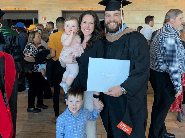 Adam Murray en la graduación con la familia