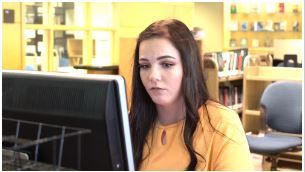 Breanna trabajando en una computadora