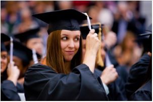 Imagen de una niña moviendo la borla de su birrete de graduación