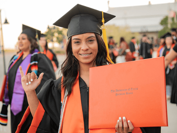 Graduado con título y sonriendo