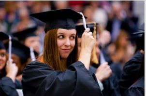 Imagen de Graduada sosteniendo su borla