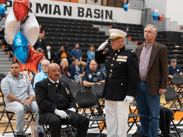 Veterano saludando durante la ceremonia del Día de los Veteranos