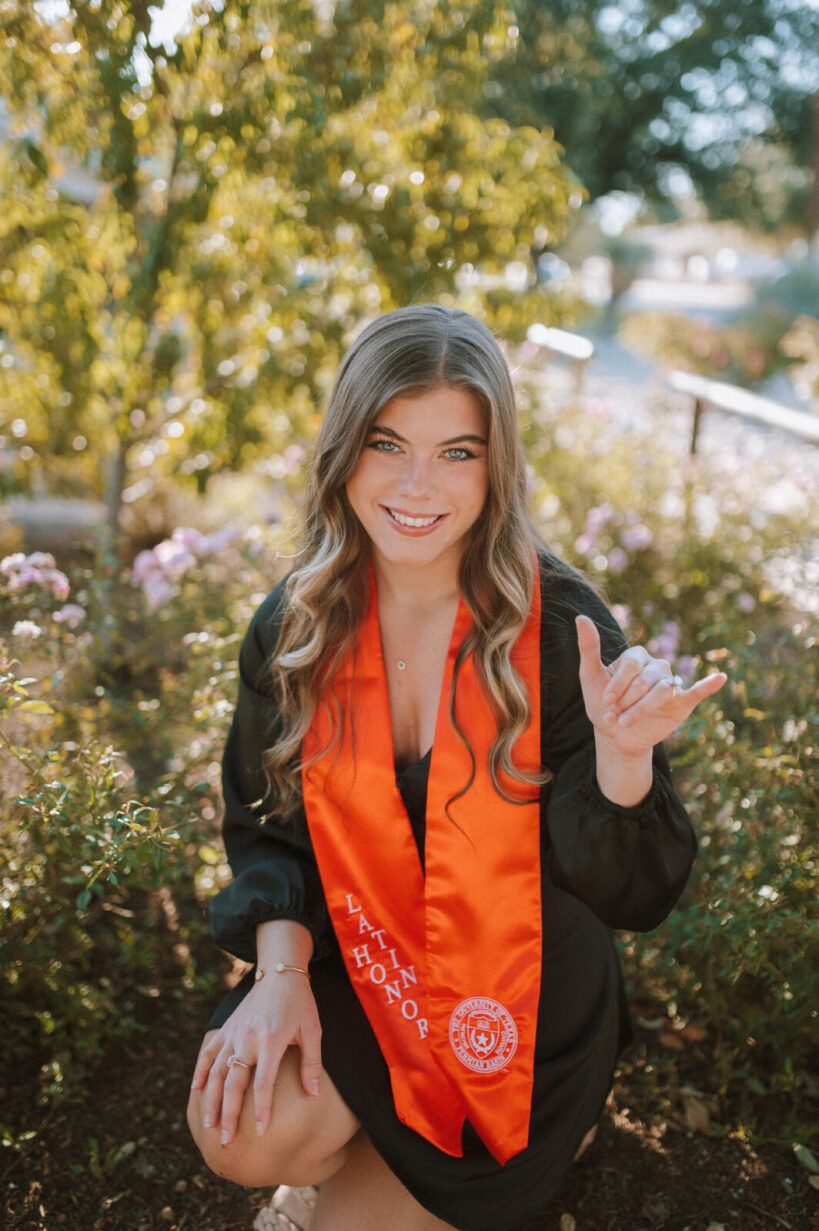 Foto de graduación de la estudiante de ingeniería mecánica Ellenie Richardson