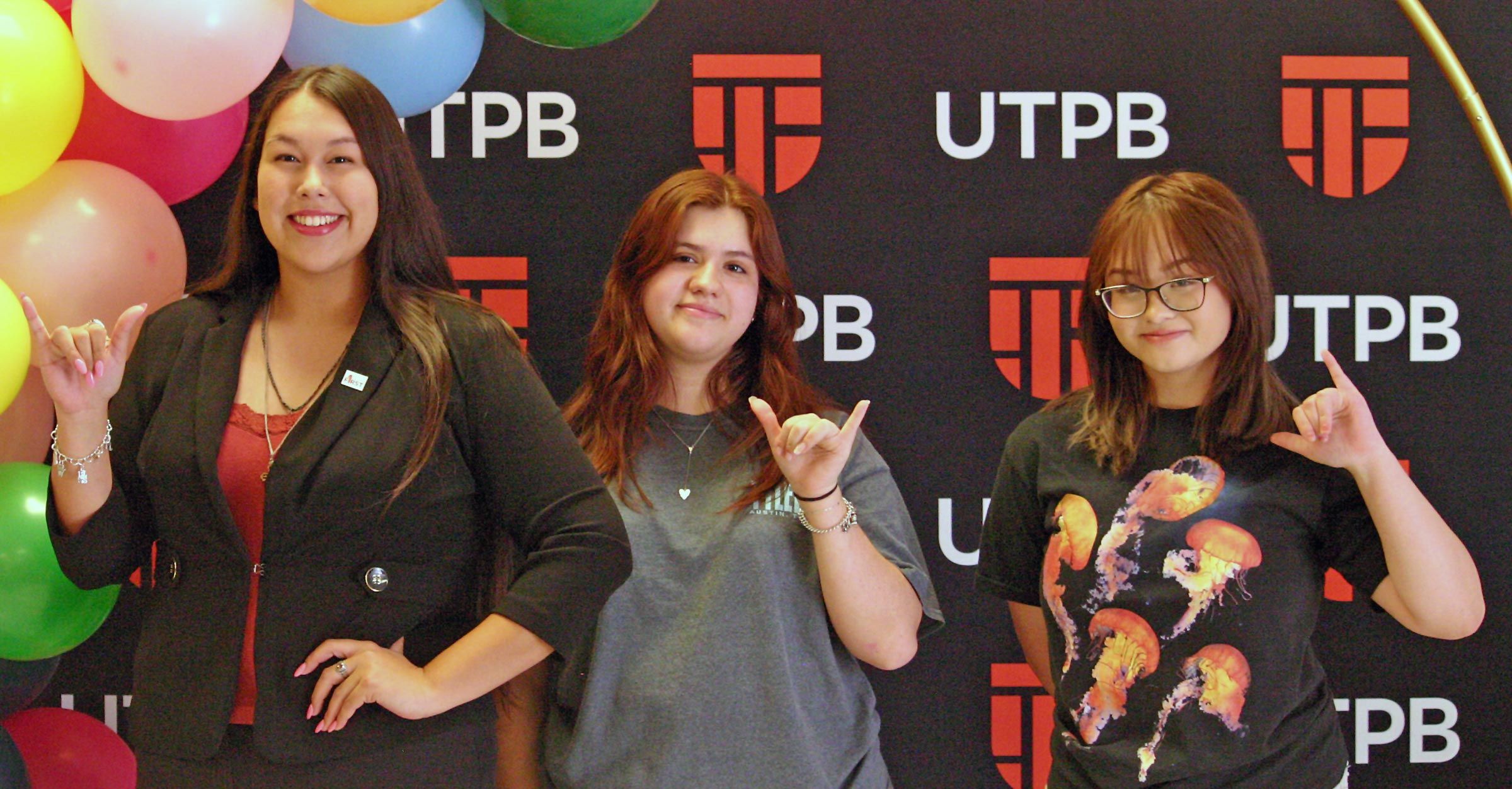 Estudiantes de primera generación posan para una fotografía en celebración de la UTPB