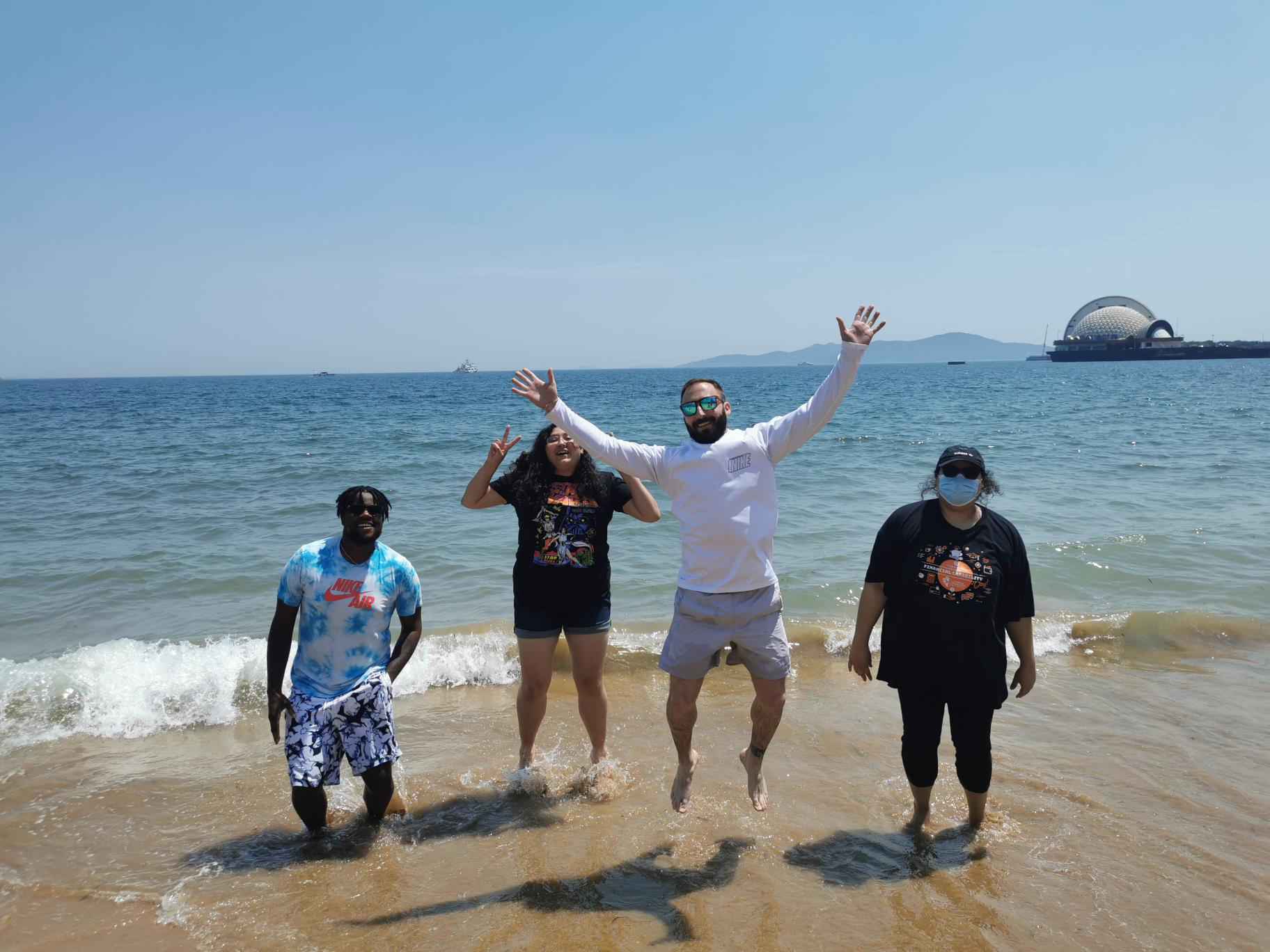 4 estudiantes de la UTPB en la playa de Qingdao, China