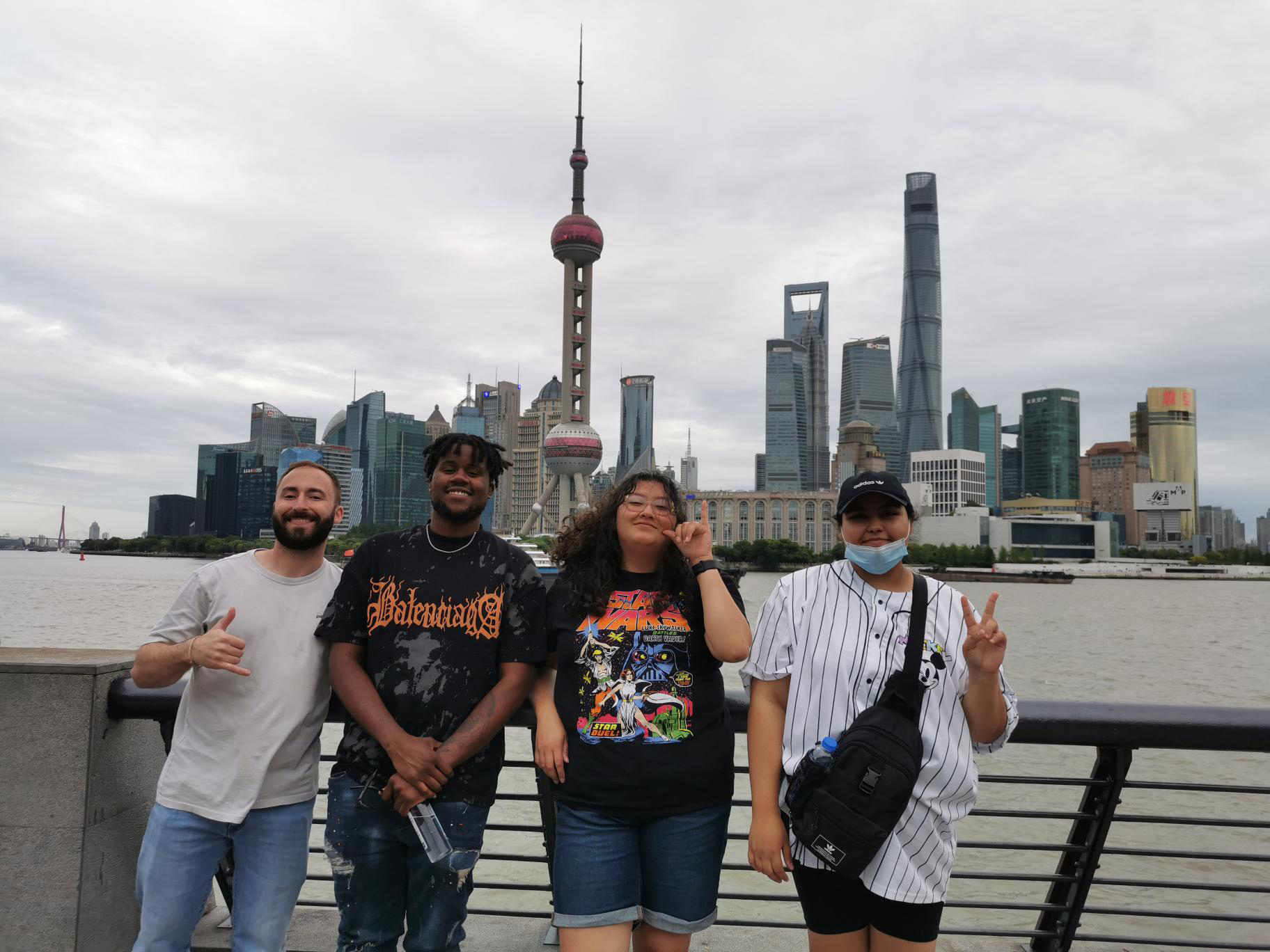 4 estudiantes de la UTPB frente a Shanghai