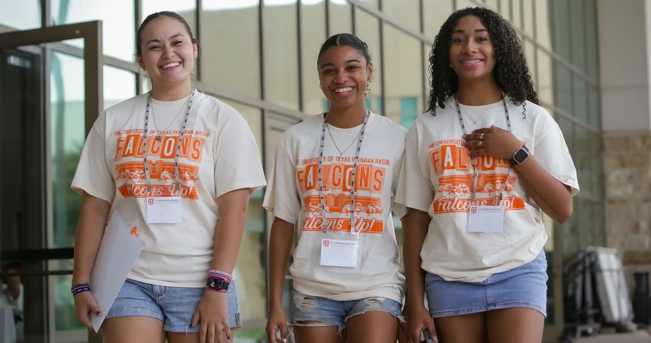 Students smiling at new student orientation.