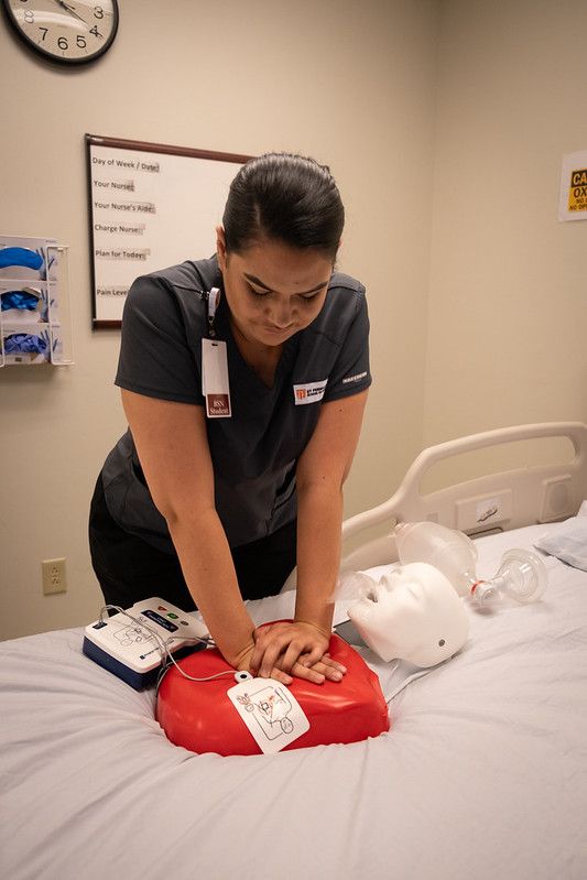 estudiante_de_enfermería_cpr.jpg